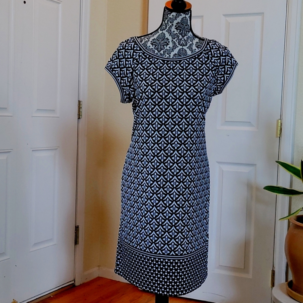 Amazingly comfortable Max Studio with scoop neck